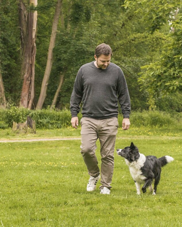 Martin Rütter und sein Hund Emma befinden sich im Park