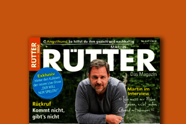 Magazin-Cover mit Martin Rütter, der an eine Bank lehnt, wo ein Hund unter darunter liegt